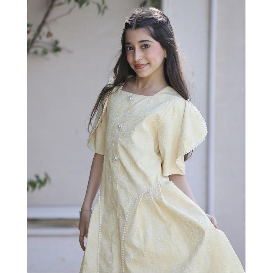 صورة فستان بناتي بنقوش وأكمام فراشة مرصعة باللؤلؤ | لون اصفر ولحمي - kj2103